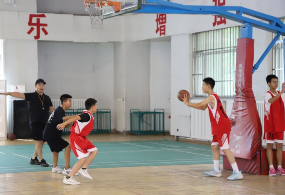 与学校教育深度交融在篮球教练正带着孩子们练习上篮与传球 与学校教育深度交融在篮球教练正带着孩子们练习上篮与传球