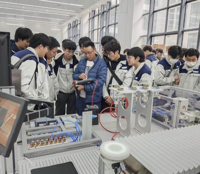 关键技能打破研究成果融入课程教育带着学生到研制一线解说案例 关键技能打破研究成果融入课程教育带着学生到研制一线解说案例